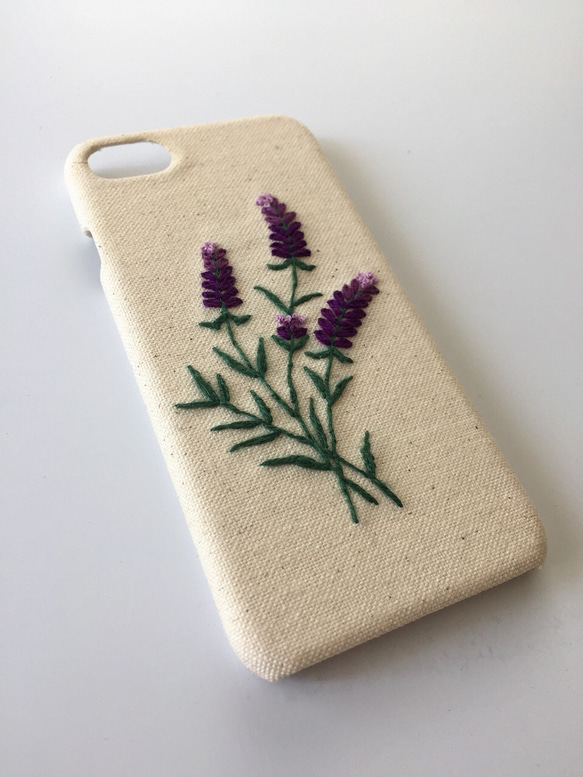 刺繍のラベンダー香る iPhoneケース 1枚目の画像