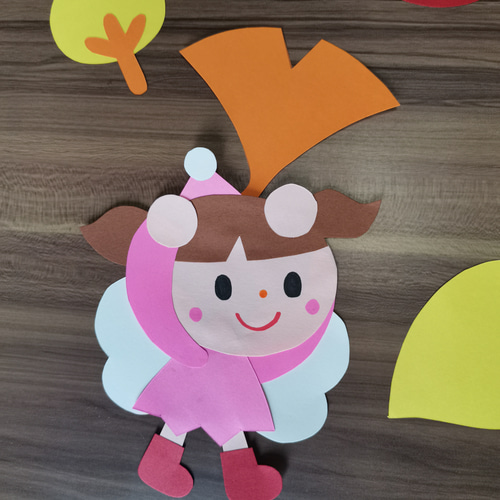 壁飾り 刺繍 妖精たち 雨上がりと花の香りに喜ぶ小鹿さん＞Chicchi刺繍キット