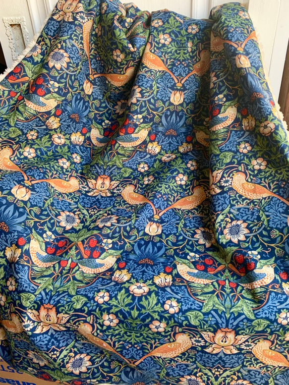 ウィリアムモリス 年中使えるオトナのブランケット♡いちご泥棒 ブルー