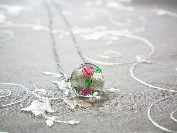 「小さなピンクのバラの入ったトンボ玉のネックレス」 1枚目の画像