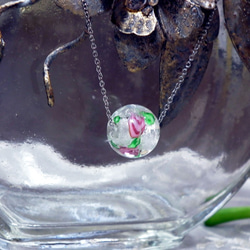 「小さなピンクのバラの入ったトンボ玉のネックレス」 3枚目の画像