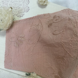 サーモンピンクの刺繍入りマスク 2枚目の画像
