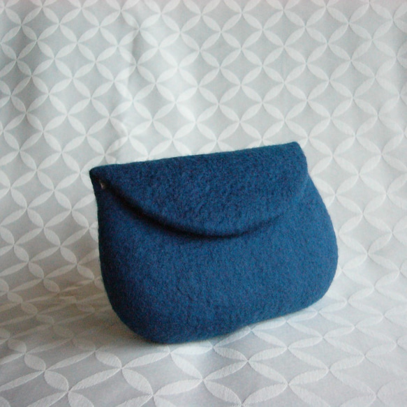 レトロシェイプな羊毛フェルトポーチ（ブルー） 2枚目の画像