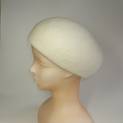 卵みたいな羊毛フェルトのベレー帽（白） 1枚目の画像