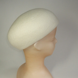 卵みたいな羊毛フェルトのベレー帽（白） 2枚目の画像
