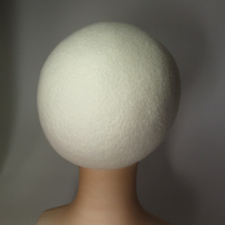 卵みたいな羊毛フェルトのベレー帽（白） 3枚目の画像