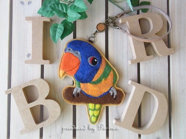 ＊受注制作(羽色変更可能)＊　リール付きパスケース・ICカードケース / ゴシキセイガイインコ