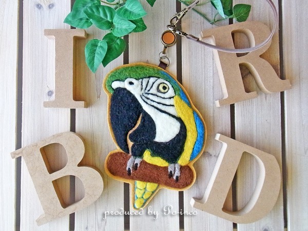 ＊受注制作(羽色変更可能)＊　リール付きパスケース・ICカードケース / ルリコンゴウインコ