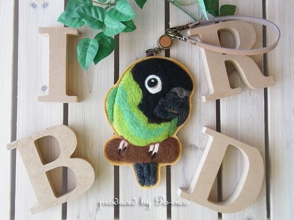 ＊受注制作(羽色変更可能)＊　リール付きパスケース・ICカードケース / クロガミインコ