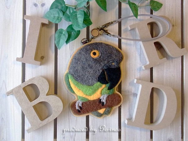 ＊受注制作(羽色変更可能)＊　リール付きパスケース・ICカードケース / ハネナガインコ