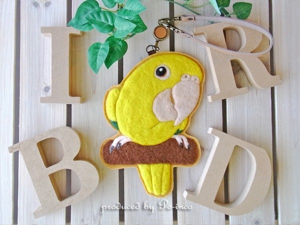 ＊受注制作(羽色変更可能)＊　リール付きパスケース・ICカードケース / ニョオウインコ