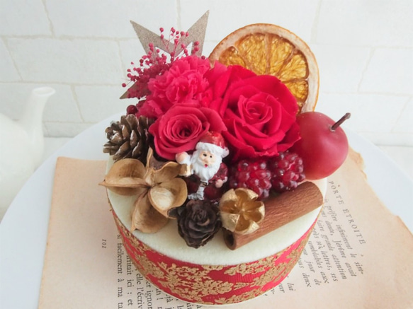 Creema限定☆サンタのクリスマスケーキ風アレンジメント （クリアケース付き） フラワーケーキ　プリザーブドフラワー 3枚目の画像