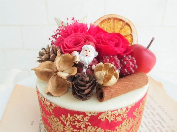 Creema限定☆サンタのクリスマスケーキ風アレンジメント （クリアケース付き） フラワーケーキ　プリザーブドフラワー 2枚目の画像