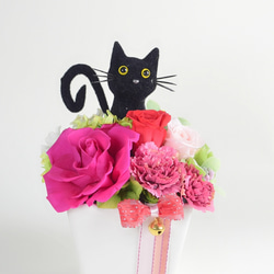 花畑の猫(ピンク)／プリザーブドフラワー    カーネーション 薔薇 フラワーギフト プレゼント  花　猫　黒猫　お礼 1枚目の画像