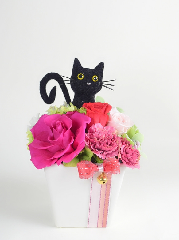 花畑の猫(ピンク)／プリザーブドフラワー    カーネーション 薔薇 フラワーギフト プレゼント  花　猫　黒猫　お礼 1枚目の画像