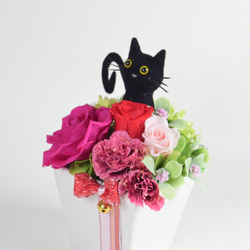 花畑の猫(ピンク)／プリザーブドフラワー    カーネーション 薔薇 フラワーギフト プレゼント  花　猫　黒猫　お礼 2枚目の画像