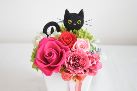 花畑の猫(ピンク)／プリザーブドフラワー    カーネーション 薔薇 フラワーギフト プレゼント  花　猫　黒猫　お礼 3枚目の画像