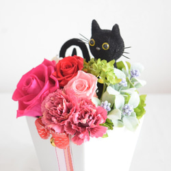 花畑の猫(ピンク)／プリザーブドフラワー    カーネーション 薔薇 フラワーギフト プレゼント  花　猫　黒猫　お礼 5枚目の画像