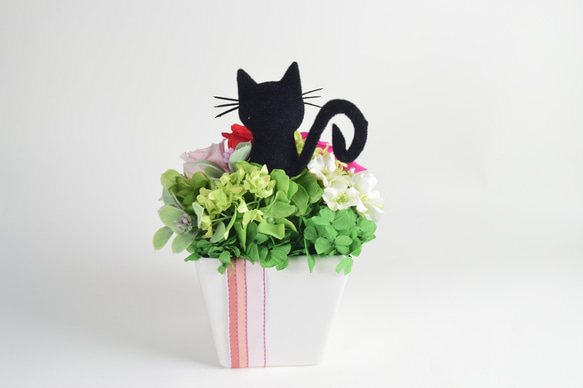 花畑の猫(ピンク)／プリザーブドフラワー    カーネーション 薔薇 フラワーギフト プレゼント  花　猫　黒猫　お礼 7枚目の画像