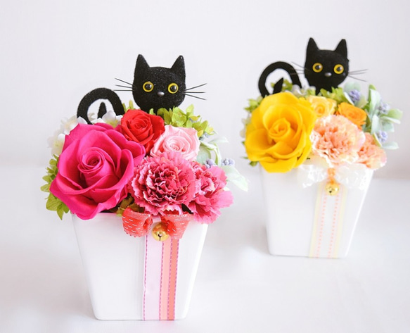 花畑の猫(ピンク)／プリザーブドフラワー    カーネーション 薔薇 フラワーギフト プレゼント  花　猫　黒猫　お礼 8枚目の画像