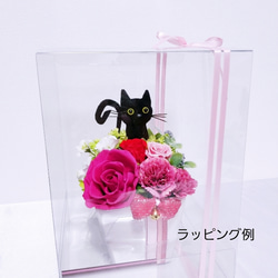 花畑の猫(ピンク)／プリザーブドフラワー    カーネーション 薔薇 フラワーギフト プレゼント  花　猫　黒猫　お礼 9枚目の画像