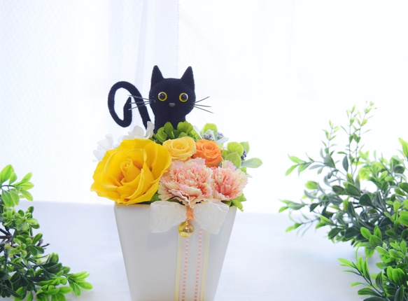 花と猫【イエロー】プリザーブドフラワー 猫 カーネーション 薔薇 母の日 フラワーギフト  花  お供え 誕生日 置物 1枚目の画像