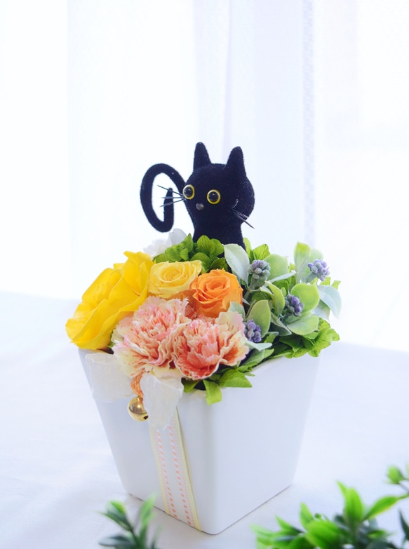 花と猫【イエロー】プリザーブドフラワー 猫 カーネーション 薔薇 母の日 フラワーギフト  花  お供え 誕生日 置物 4枚目の画像