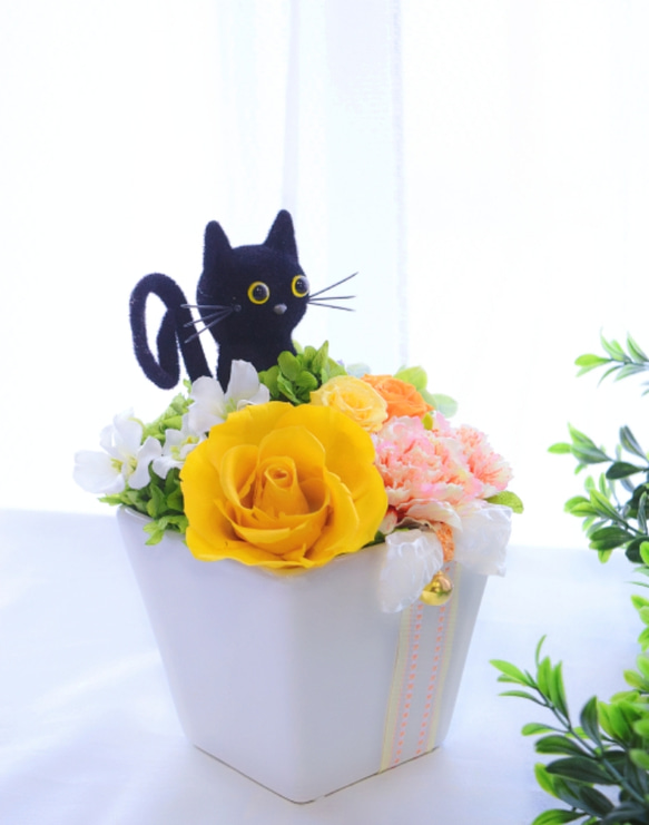 花と猫【イエロー】プリザーブドフラワー 猫 カーネーション 薔薇 母の日 フラワーギフト  花  お供え 誕生日 置物 5枚目の画像