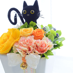 花と猫【イエロー】プリザーブドフラワー 猫 カーネーション 薔薇 母の日 フラワーギフト  花  お供え 誕生日 置物 2枚目の画像