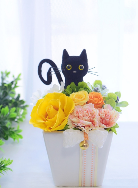 花と猫【イエロー】プリザーブドフラワー 猫 カーネーション 薔薇 母の日 フラワーギフト  花  お供え 誕生日 置物 3枚目の画像