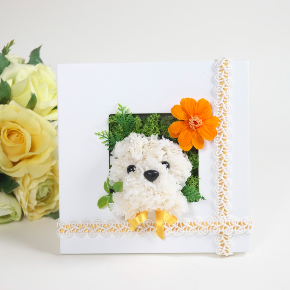 犬フレーム【白い犬】プリザーブドフラワー カーネーション 犬 ペット 動物 花  お供え 誕生日 母の日 アレンジメント