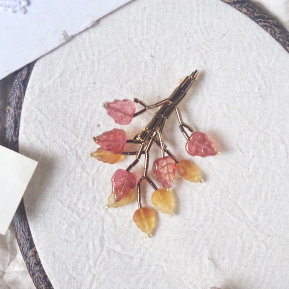 紅葉のブローチ / チェコビーズを使った秋深まる風景のボタニカルブローチ 1枚目の画像