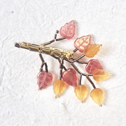 紅葉のブローチ / チェコビーズを使った秋深まる風景のボタニカルブローチ 3枚目の画像