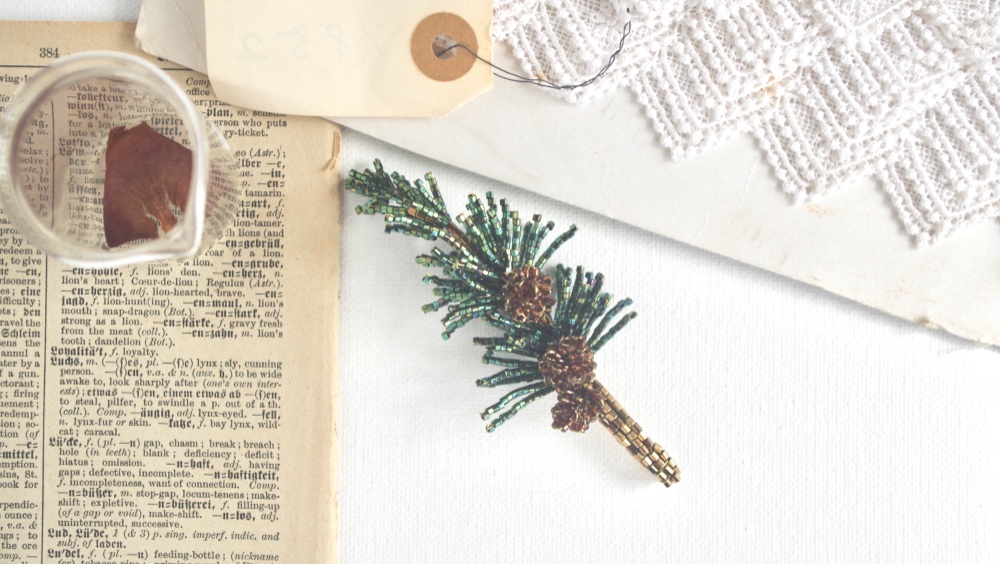 松ぼっくりのブローチ / 大ぶりでエレガントなビーズのボタニカルブローチ 8,301円