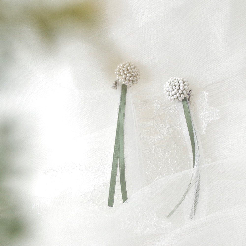 シロツメクサのリボンが揺れる耳飾り　ウェディングやお呼ばれに◎ビーズ×リボンのノスタルジックなピアス＆イヤリング