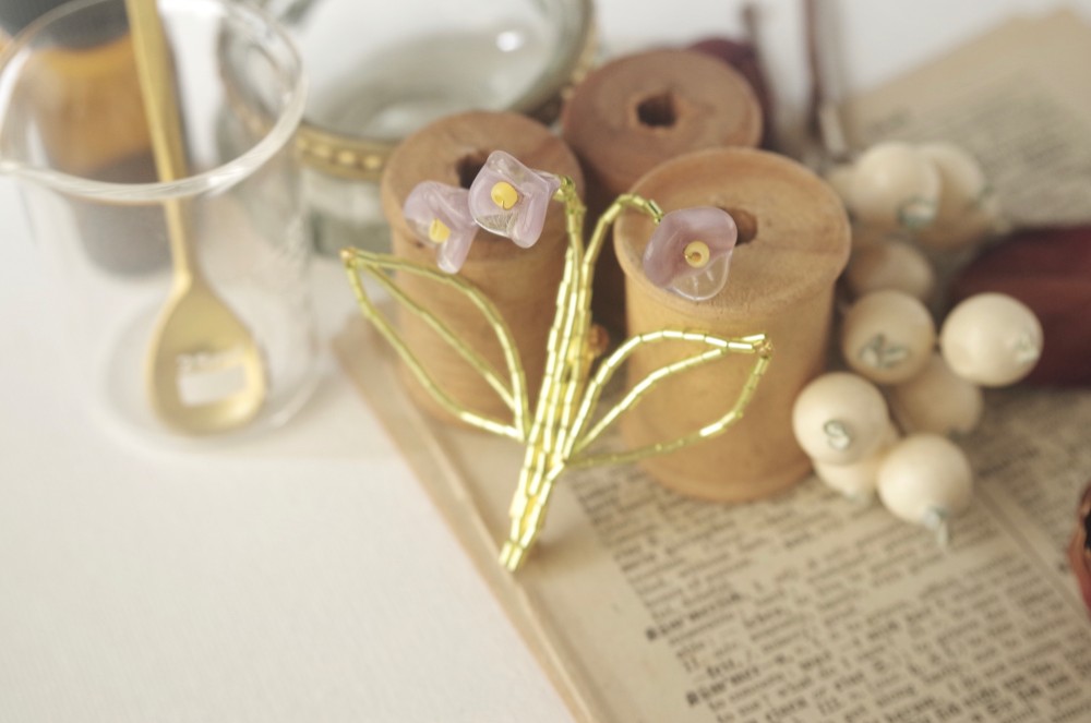 スミレのブローチ / 母の日にも◎お呼ばれやセレモニーにシックなチェコビーズがエレガントなボタニカルブローチ