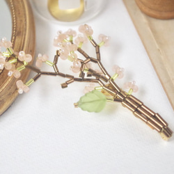 葉桜のブローチ / 母の日にも◎お呼ばれやセレモニーにぴったりのマット×キラキラのビーズがエレガントなボタニカルブローチ 1枚目の画像