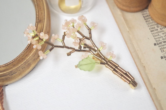 葉桜のブローチ / 母の日にも◎お呼ばれやセレモニーにぴったりのマット×キラキラのビーズがエレガントなボタニカルブローチ 1枚目の画像