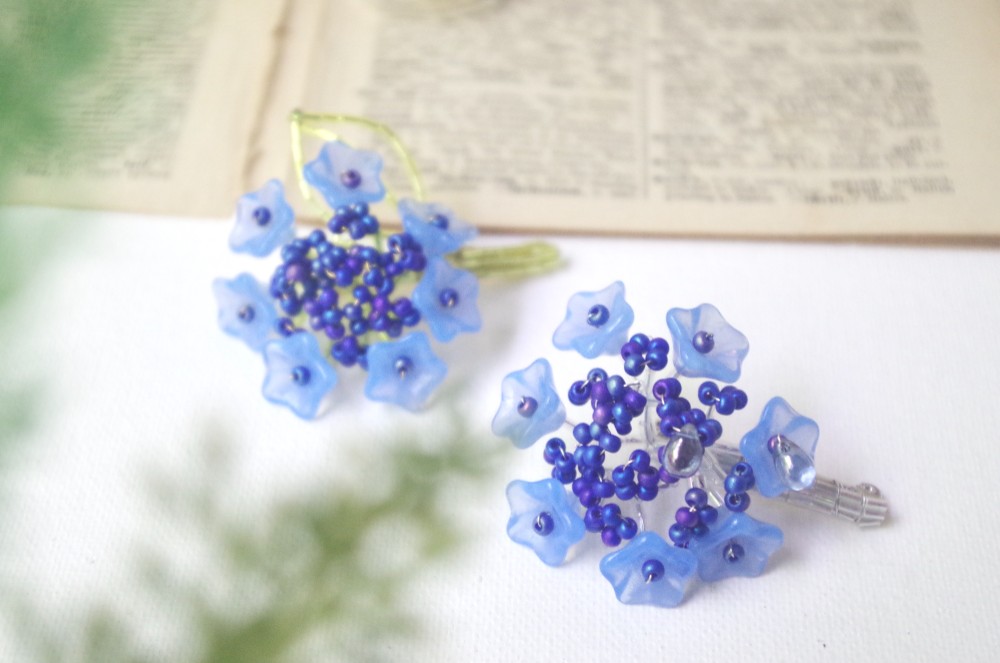 紫陽花のブローチ / チェコビーズとグラデーションのシードビーズを使ったエレガントな一点もののブローチ