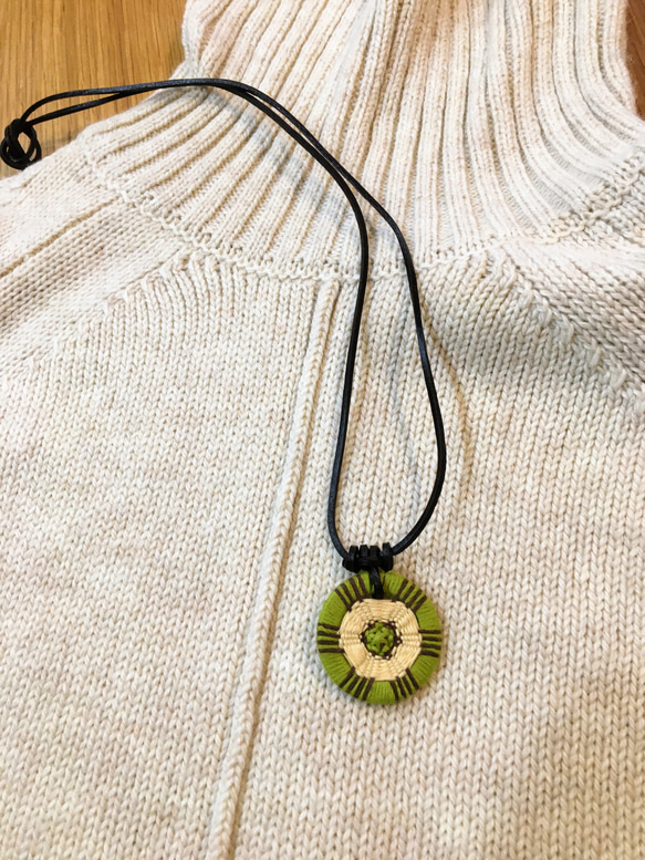 刺繍糸のサークルペンダント 2枚目の画像