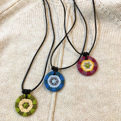 刺繍糸のサークルペンダント 3枚目の画像