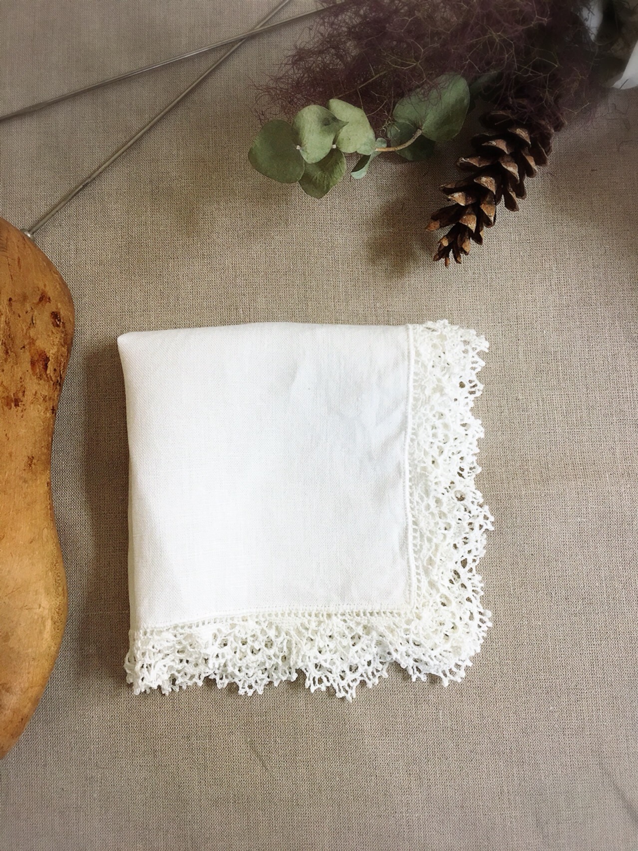 白糸手刺繍　リネンの円形パネル　花刺繍　手編みレース　マルチカバー 白糸手刺繍リネンの円形パネル花刺繍手編みレースマルチカバー