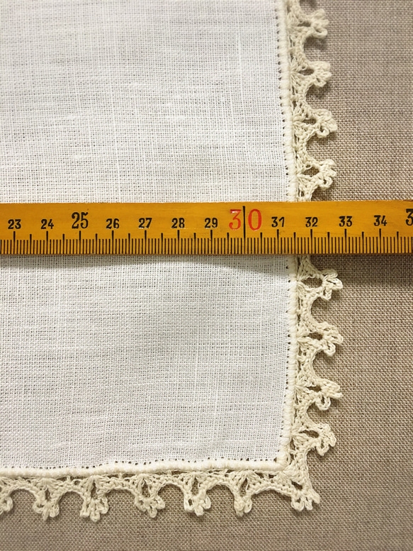 少し小さめ＊手編みレースのリネンハンカチ＊白×アイボリー 3枚目の画像