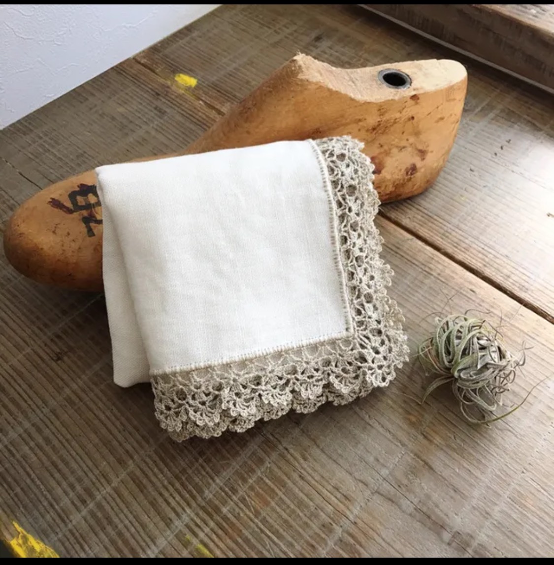 イニシャル刺繍サービス✳︎手編みレースのリネンハンカチ＊シロツメクサ✳︎白×生成✳︎L size