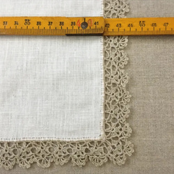 イニシャル刺繍サービス✳︎手編みレースのリネンハンカチ＊シロツメクサ✳︎白×生成✳︎L size 3枚目の画像