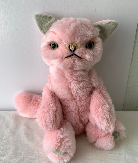 【売約済み】ピンク猫　グリーンキャットアイ 1枚目の画像