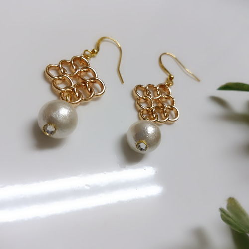 コットンパールと雪の結晶ピアス ハンドメイド ピアス（フック