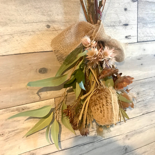 ドライフラワーブーケ風スワッグ ネイティブフラワーバンクシア