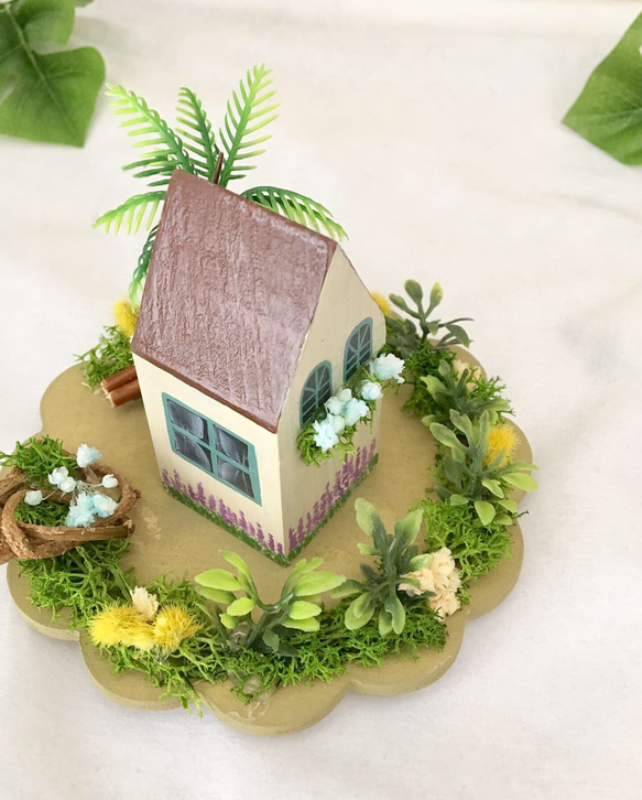 ◇ミニハウス＆リゾートガーデン◇ミニチュアハウス　茶色い屋根、窓辺にお花のお家 5枚目の画像