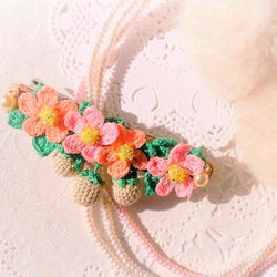 レース編みの白いちごのバレッタ（ピンクとサーモンピンクのお花） 2枚目の画像